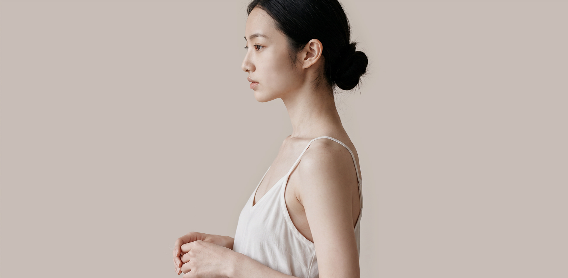 옆모습으로 바라본 자연스러운 몸의 선